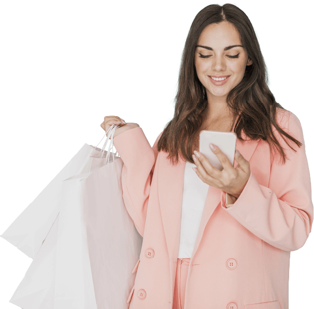 Mujer cargando sus compras y mirando el celular